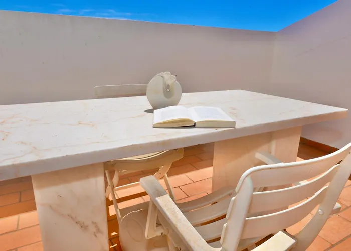 Blue - In Complex With 3 Pools