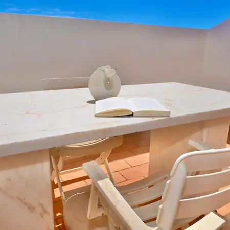 Blue - In Complex With 3 Pools